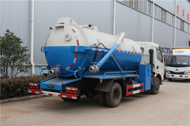 東風(fēng)多利卡5方吸污車(chē)