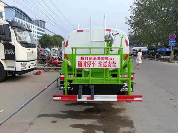 東風多利卡5噸灑水車_國六3-6噸灑水車